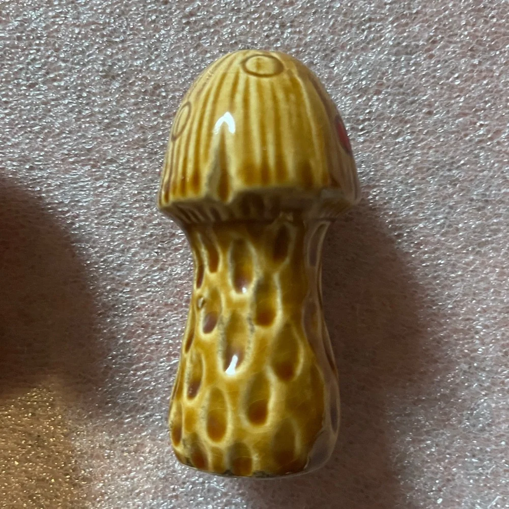 3.7” inch Mushroom happy face ceramic salt and pepper shakers - Picture 4 of 5